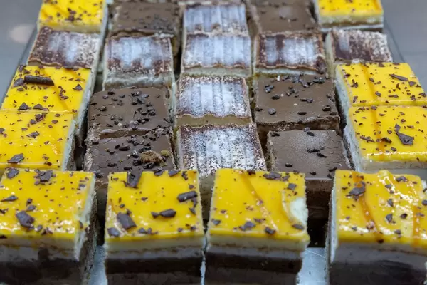 Nahaufnahme von verschiedenen Kuchenspezialitäten in Häppchengröße