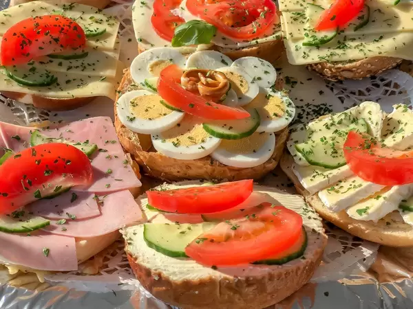 Nahaufnahme von verschiedenen Sandwiches mit Eiern, Schinken und Käse