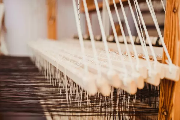 Nahaufnahme von Webgarn in einem Webstuhl als Hintergrund