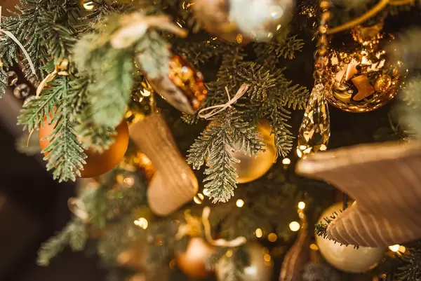 Nahaufnahme von Weihnachtsbaumschmuck