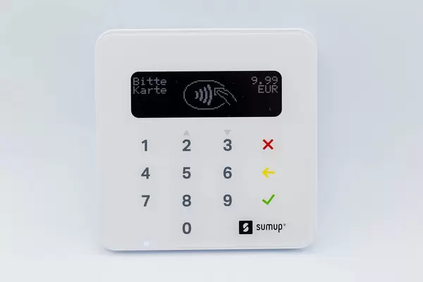 Nahaufnahme von weißem SumUp Air Bezahlterminal: mobiles Gerät für kontaktlose Zahlungen
