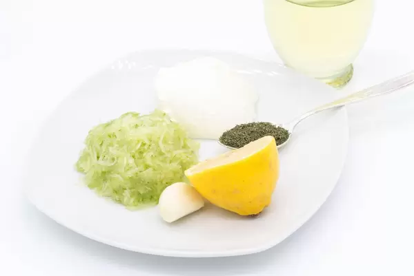 Nahaufnahme von Zutaten für griechischen Tsatsiki