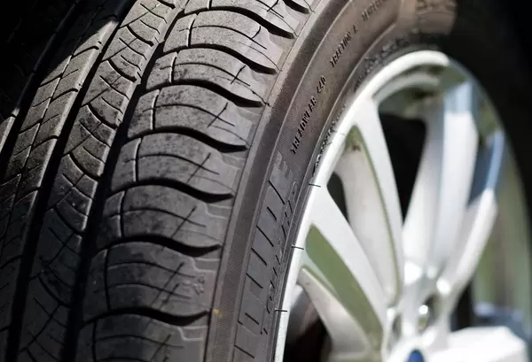 Nahaufnahme zeigt Autoreifen an einem Auto