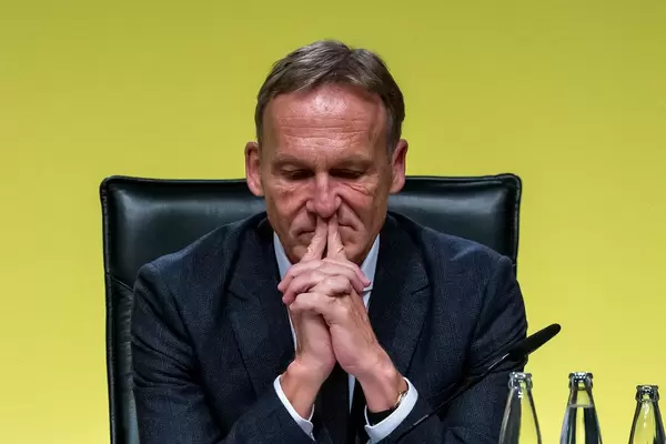 Nahaufnahme zeigt den deutschen Unternehmer und BVB-Geschäftsführer Hans-Joachim Watzke auf der Pressekonferenz der Mitgliederversammlung