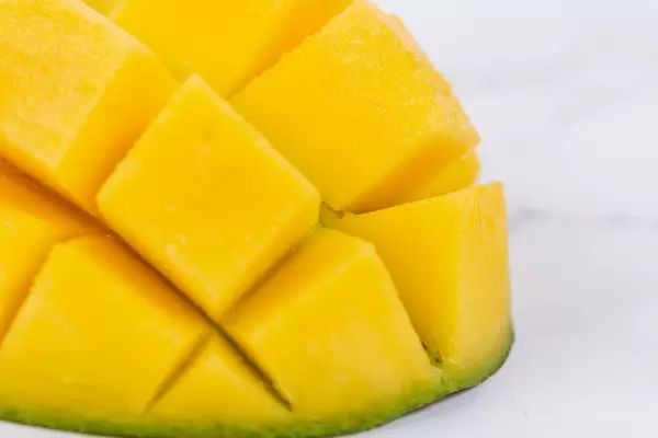Nahaufnahme zeigt einen Mango-Igel auf weißem Untergrund