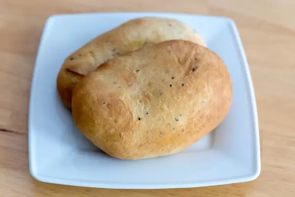 Nahaufnahme zweier Brötchen auf einem weißen Teller