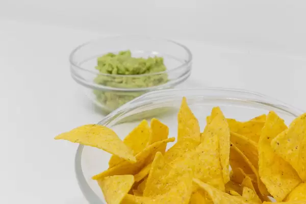 Nahaufname von Nachos mit Guacamole