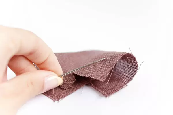 Nähen / Closeup of woman hand sewing