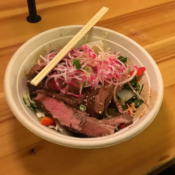 Nahrhafter Salat: Rind halb gar, Radieschen, Jungzwiebel, Tomaten und Eisbergsalat