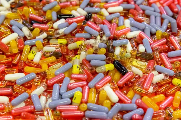 Nahrungsergänzungsmittel. Kapseln in verschiedenen Farben