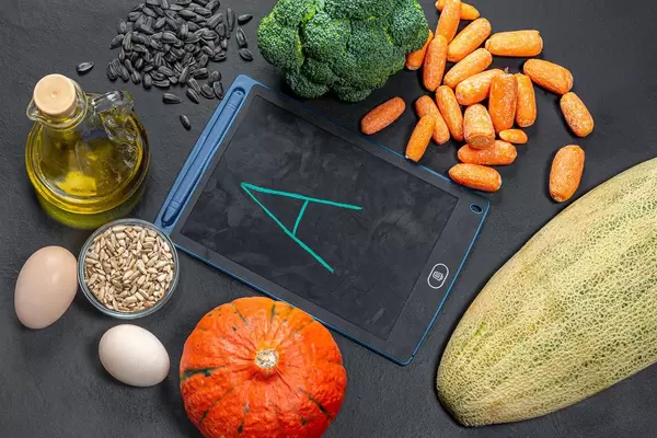 Nahrungsmittel reich an Vitamin A umrunden eine schwarze Kreidetafel in der Mitte