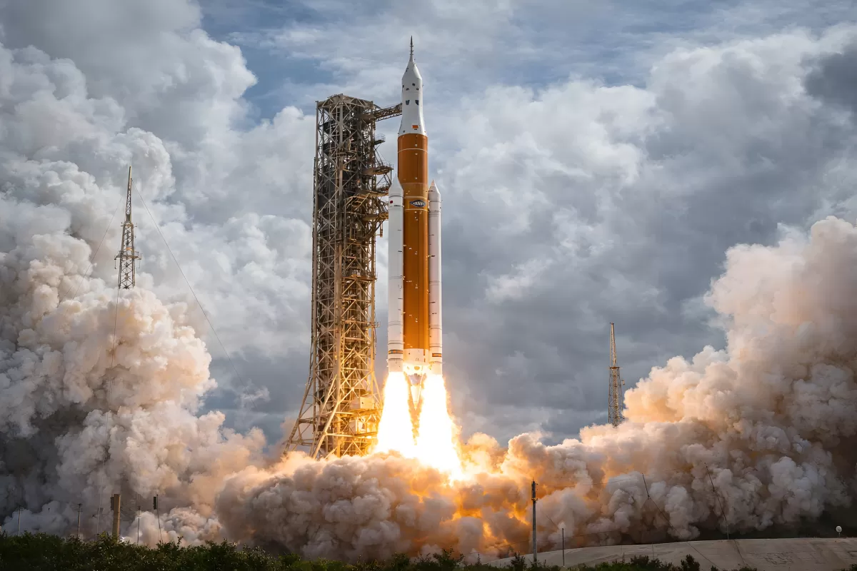 NASA-Raketenstart mit gewaltiger Feuerwolke am Launchpad