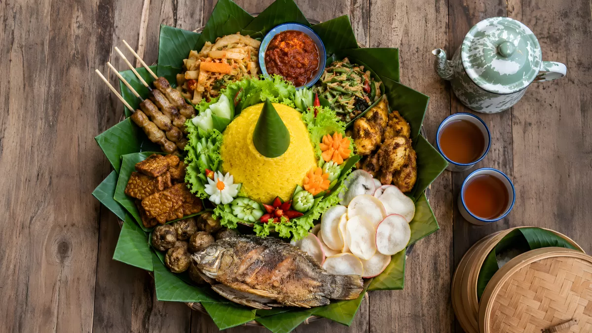 Nasi Tumpeng indonesische Festtafel mit Beilagen