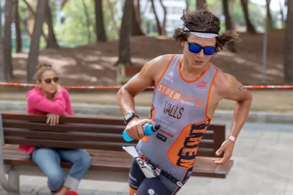 Nass geschwitzter Triathlet, Miquel Valls Alemany mit Trinkflasche beim Challenge Triathlon in Paguera