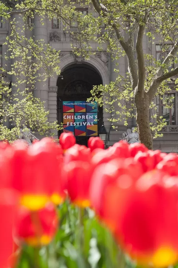 National Museum of the American Indian mit Blumen im Vordergrund in New York City, USA