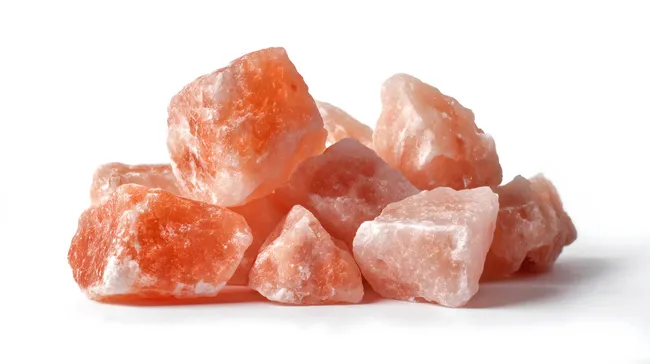 Natürliche Himalaya-Salzkristalle auf weißem Hintergrund