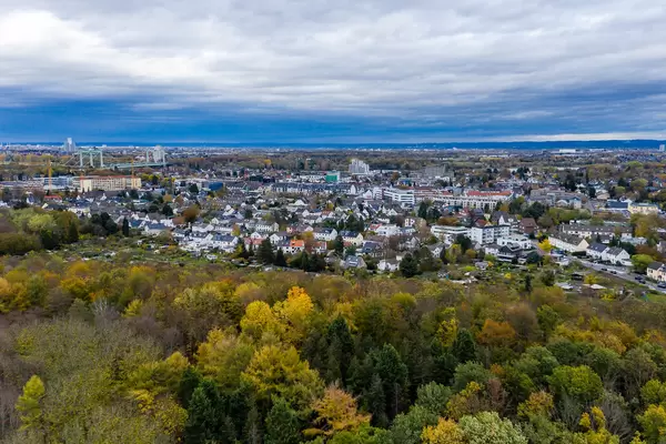 Natur vor deutscher Großstadt: Botanischer Garten in Herbstfarben, am Kölner Grüngürtel neben dem Stadtleben