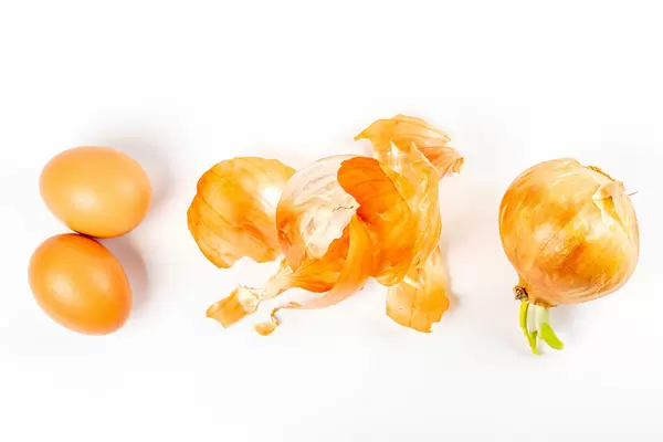 Naturally-colored eggs with onion husks, coloring eggs for easter