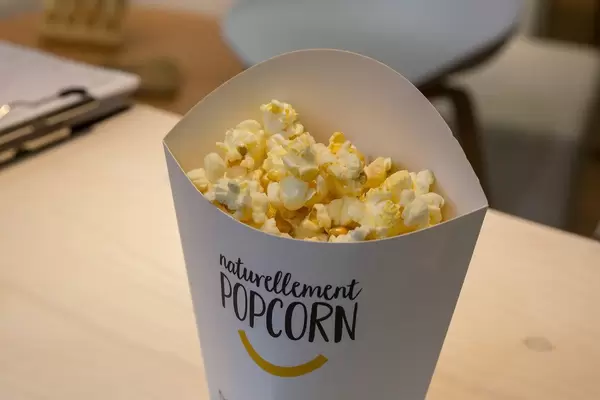 Naturellement Popcorn in einer Papierschale