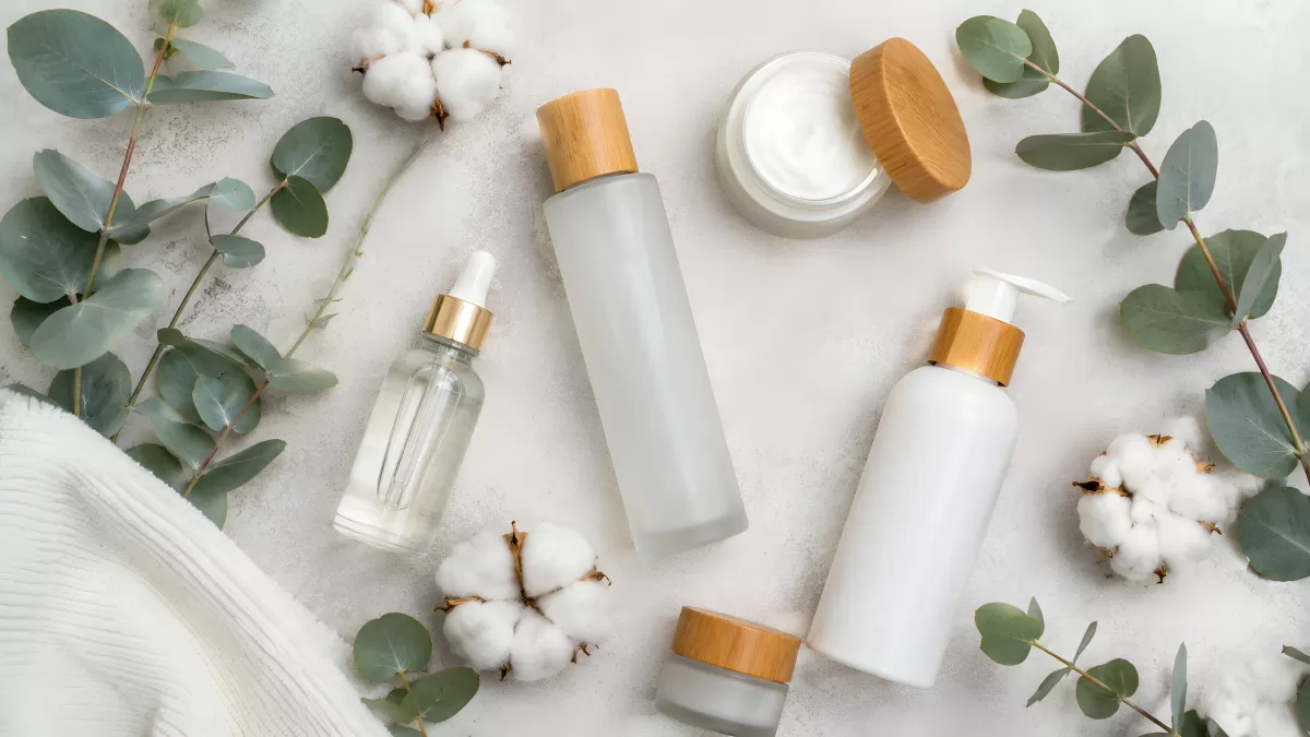 Naturkosmetik-Flatlay mit Eucalyptus und Baumwolle