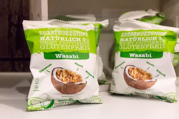 Natürliche, nicht frittierte, glutenfreie Kokosnuss-Chips mit Wasabi