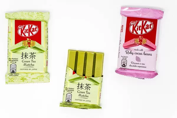 Natürliche pinke Schokolade aus Ruby Kakaobohnen und Grüne Matcha Tee Schokoriegel von KitKat