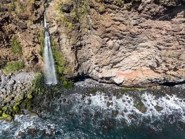Natürlicher Wasserfall auf Madeira