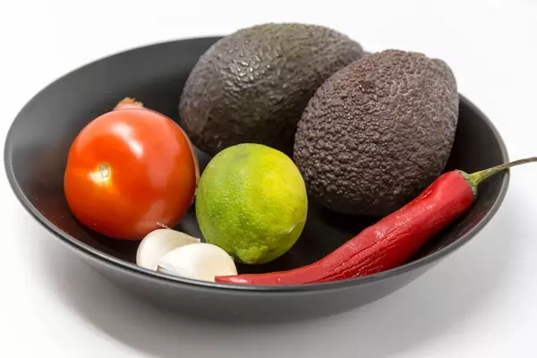 Naufnahme Guacamole Mix Zutaten - Avocado, Tomate, Zwiebel, Knoblauch, Limette und Chilischote