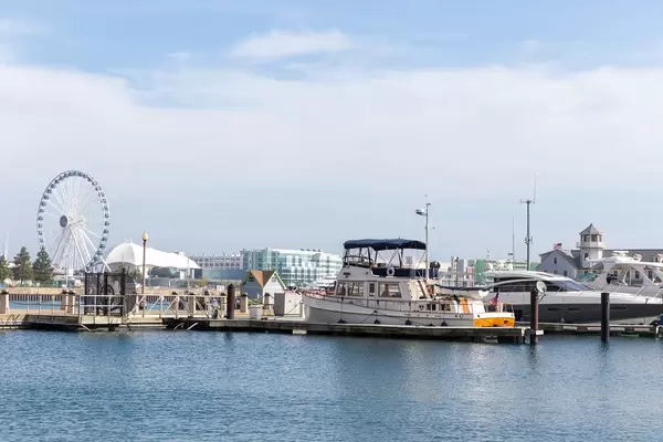 Navy Pier am Lake Michigan in Chicago mit Yachten und dem Centennial Wheel Riesenrad