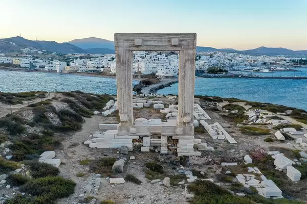 Naxos: das Marmortor des unvollendeten Apollo-Tempels rahmt die Stadt Chora ein