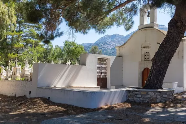 Naxos, Griechenland: weiße Kapelle und Friedhof von Agios Charalampos im Inselinneren