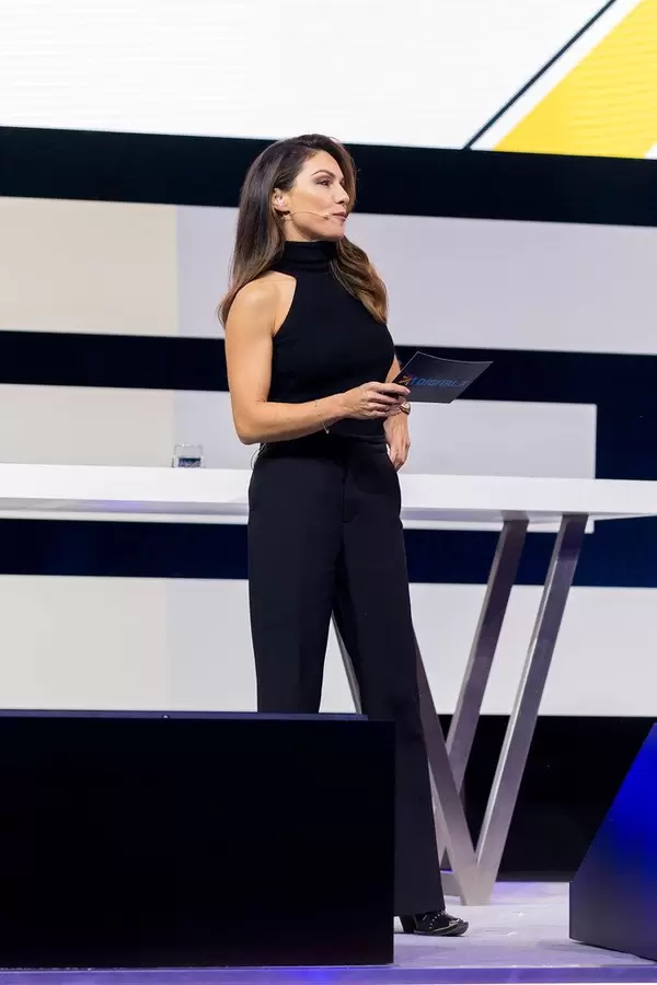 Nazan Eckes als prominente Moderatorin auf der Digital X in Köln