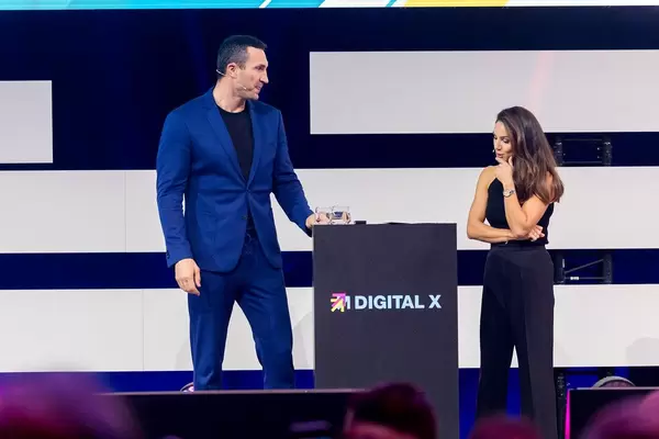 Nazan Eckes asks questions to Dr. Wladimir Klitscko