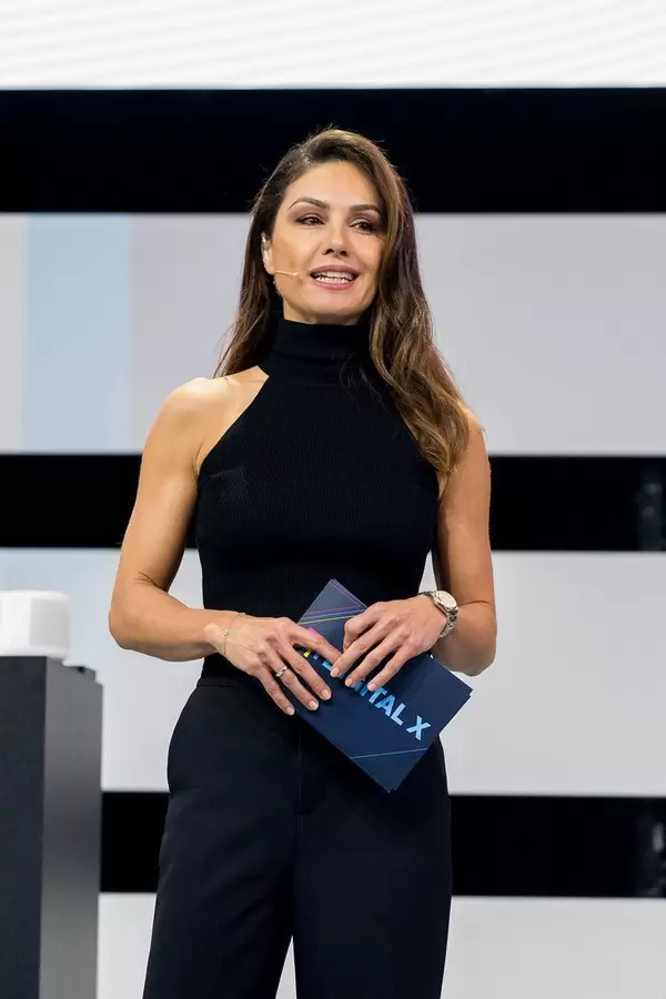 Nazan Eckes auf der Bühne der Digital X moderierend