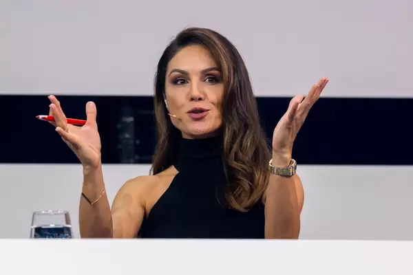 Nazan Eckes gestikuliert im Gespräch auf der Bühne des Digital X Events in Köln