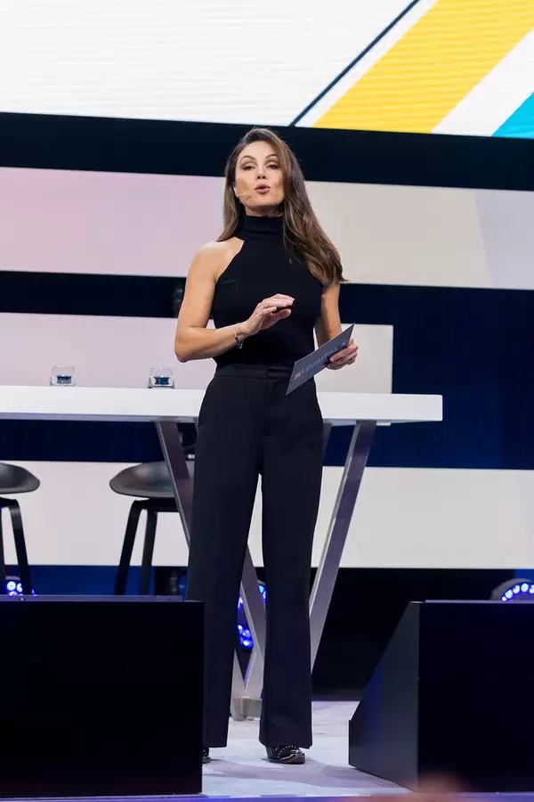 Nazan Eckes introduces the next speakers on stage of Digital X in Cologne