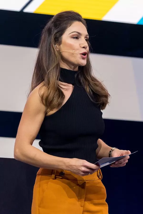 Nazan Eckes kündigt Carsten Maschmeyer auf der Bühne der Digital X an