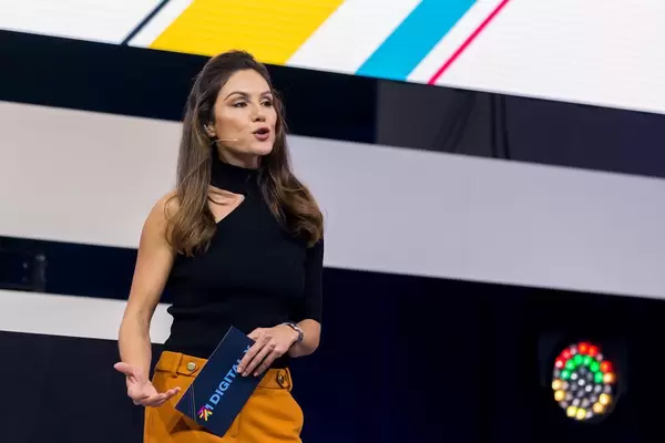 Nazan Eckes moderiert auf der Bühne der Digital X den zweiten Tag