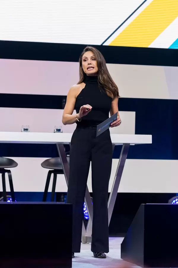 Nazan Eckes stellt die neuen Redner auf der Bühne vor bei der Digital X Messe in Köln