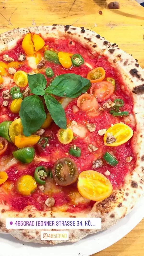 Neapolitanian vegan pizza pure tomato at pizzeria 485 Grad in Cologne