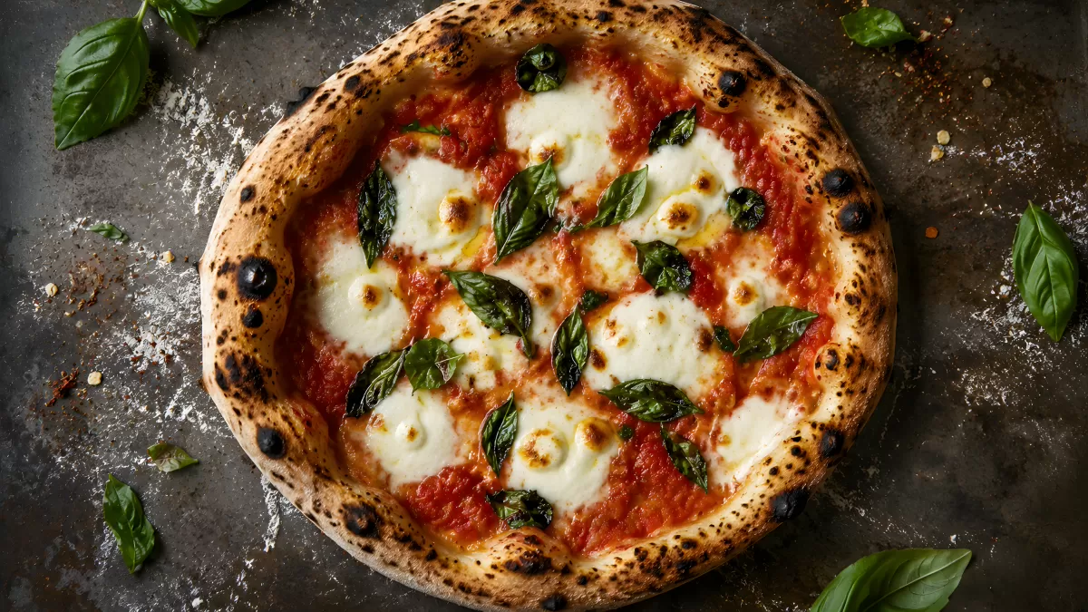 Neapolitanische Margherita-Pizza aus dem Holzofen