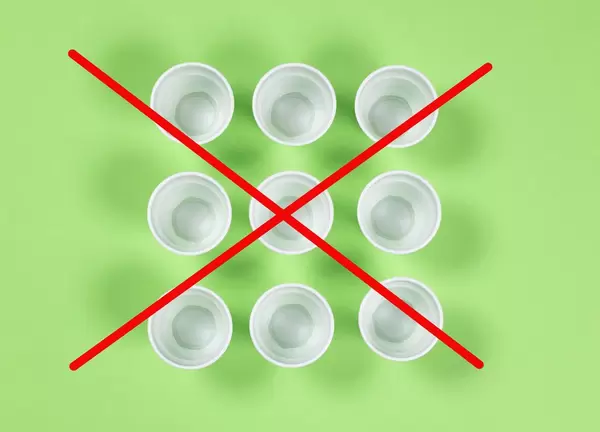 Nein zu Plastikbechern - Plastikbecher durchstrichen auf grünem Hintergrund