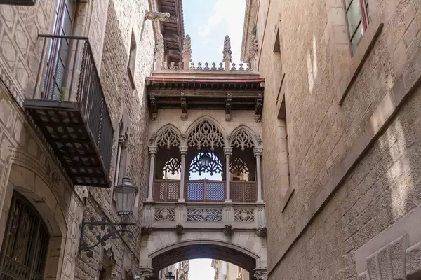 Neogotische Seufzerbrücke und Sehenswürdigkeit "Pont Gòtic" in "El Barri Gòtic ", dem ältesten Stadtviertel von Barcelona, Spanien