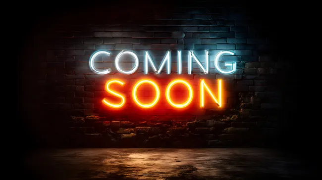 Neon-Schriftzug 'Coming Soon' auf dunkler Ziegelwand