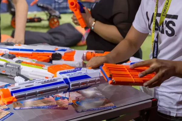 NERF Blaster mit Schaumstoffmunition. Spielzeugwaffe