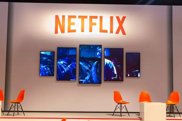 Netflix Serienvorstellung auf mehreren Bildschirmen auf der Gamescom in Köln