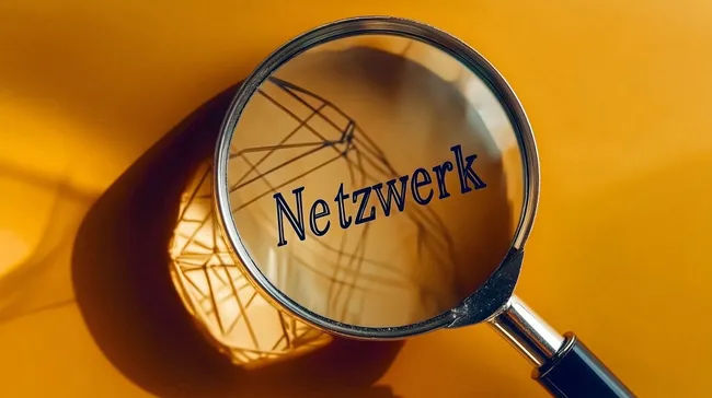Netzwerk unter der Lupe - Goldener Hintergrund