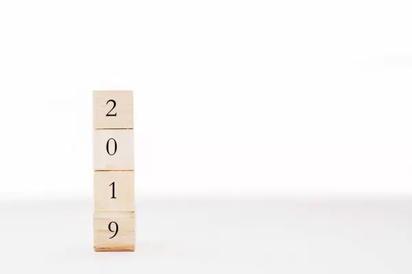 Neu Jahr - 2019 - aus Holzwürfeln auf weißem Hintergrund