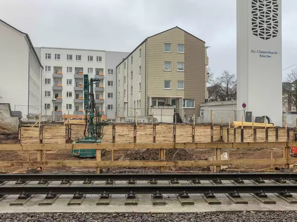 Neue Bahnschienen und Baustelle bei Clarenbach Kirche nahe Aachener Straße in Köln