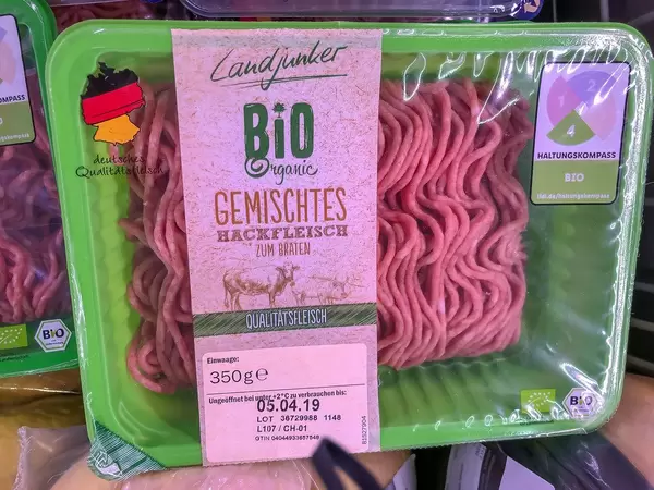 Neue einheitliche Kennzeichnung auf Fleischverpackung durch den Haltungskompass zeigt hier Premium-Sufe 4 mit Bio-Hackfleisch
